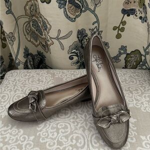 Life Stride Metalic Bronze Bow Accent Shoes Size 8M